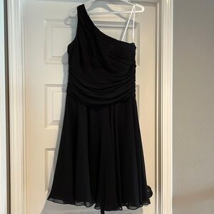 Gorgeous ruched single shoulder black dress 👠